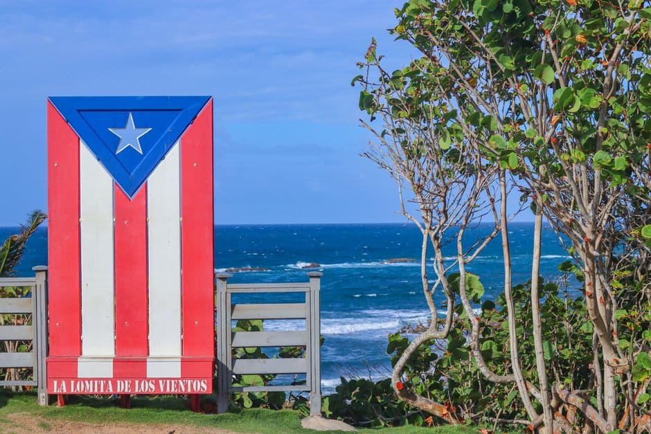 Bandera puertorriqueña ondeando en un mirador, en el chat de Toa Alta