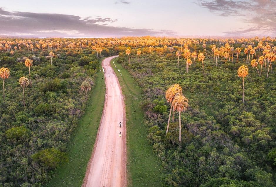 Vista aérea de un camino sin asfaltar, en el chat de Ypané