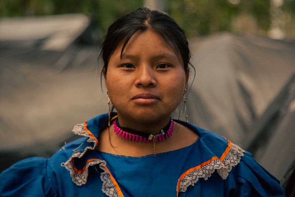 Mujer con un collar de cuentas, en el chat de Gaira