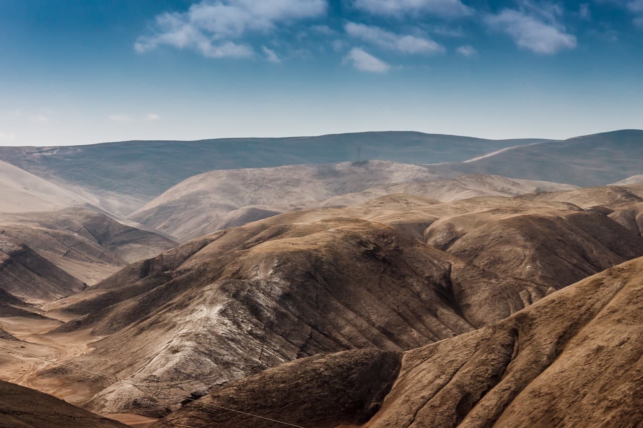 Desierto con montañas y nubes en el cielo, en el chat de Olmos