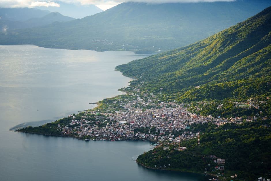 Vista aérea de un lago y un pueblo a su orilla, en el chat de Zacapa
