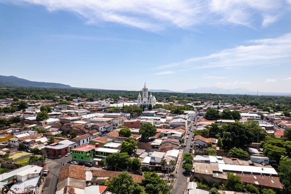 Vista aérea con una iglesia, en el chat de Usulután