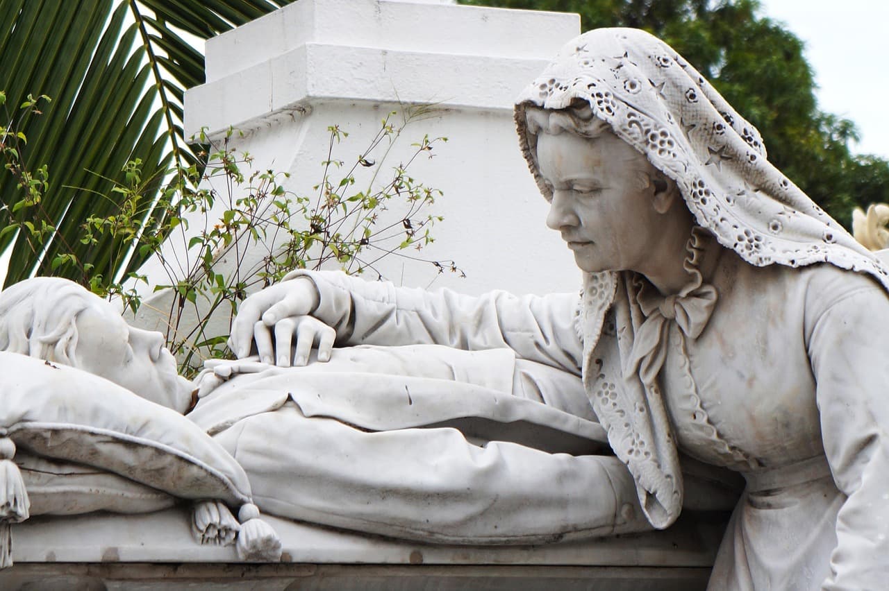 Cementerio con tumbas y cruces, en el chat de Arce