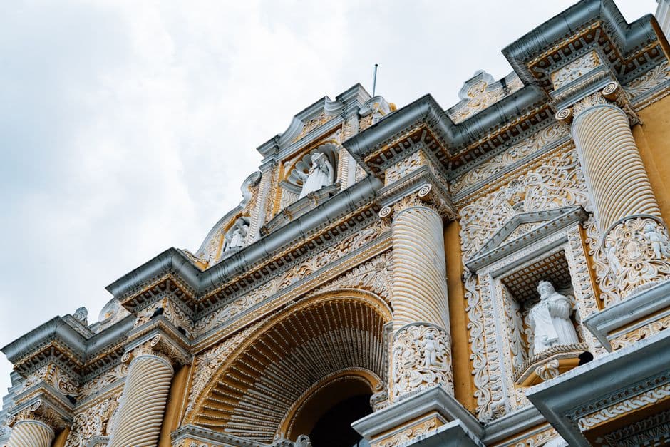 Iglesia barroca con una fachada ornamentada, en el chat de san Antonio Suchitepéquez