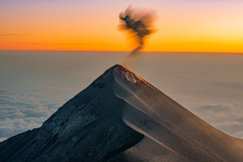 Erupción volcánica al atardecer en Guatemala, en el chat de Purulhá
