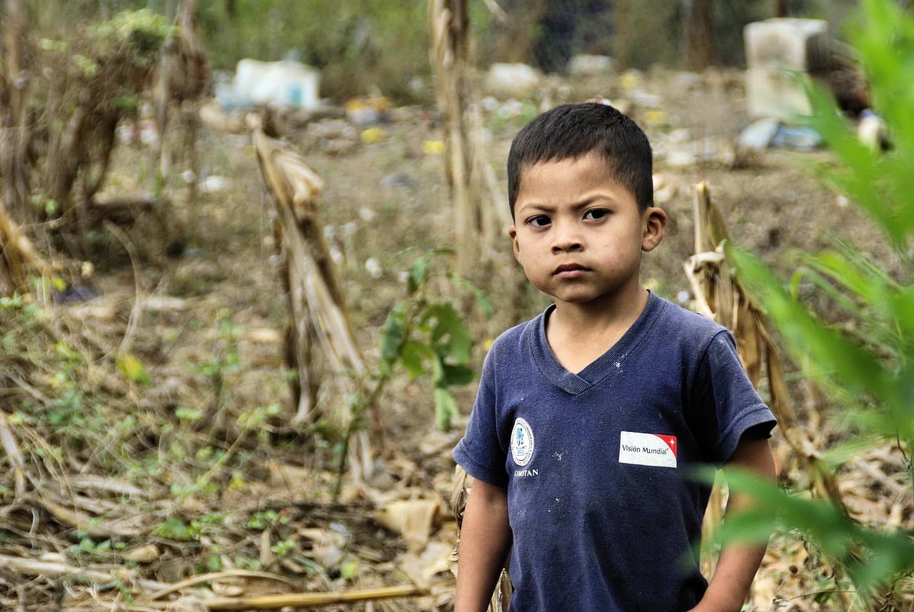 Niño de mirada seria en un entorno humilde, en el chat de Chiquimulilla