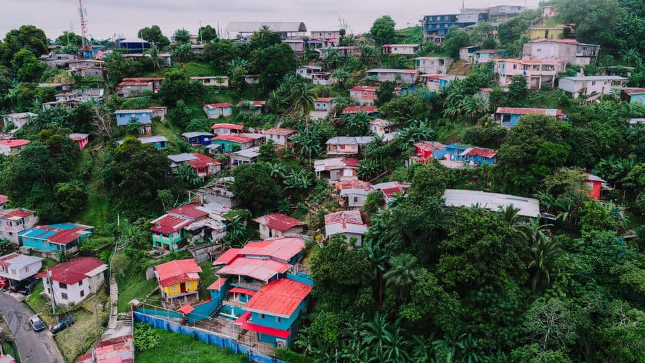 Casas coloridas en una ciudad, en la sala de chat de Arraiján