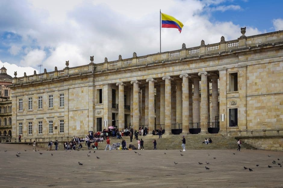 Personas frente a un edificio del Capitolio Nacional, en el chat de Fundación