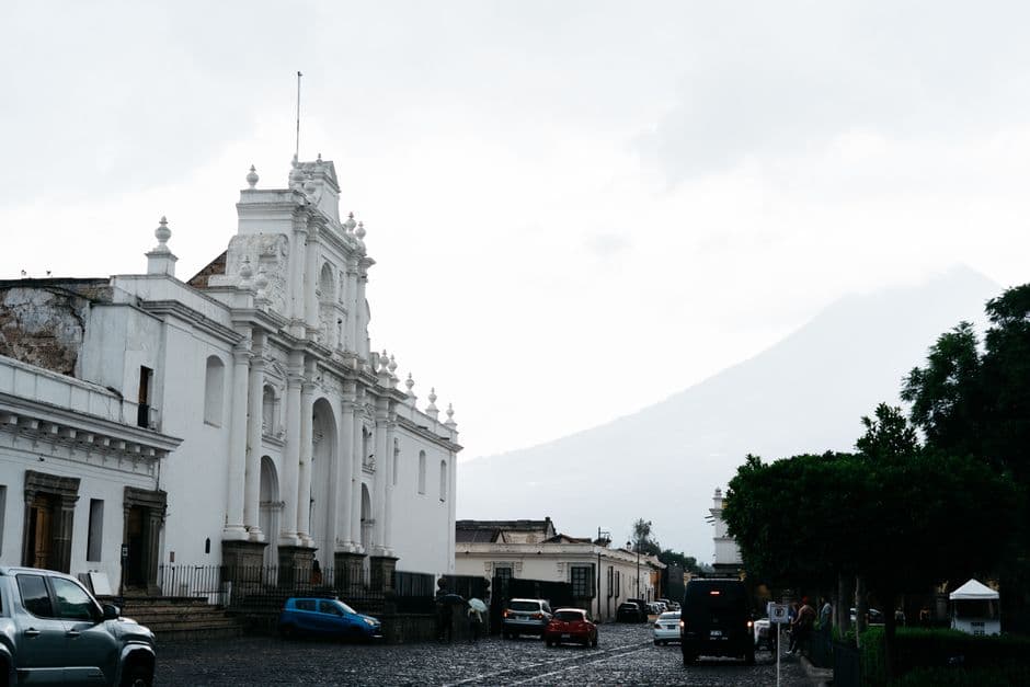 Calle de casas coloniales en una ciudad histórica, en el chat de San Pedro Soloma