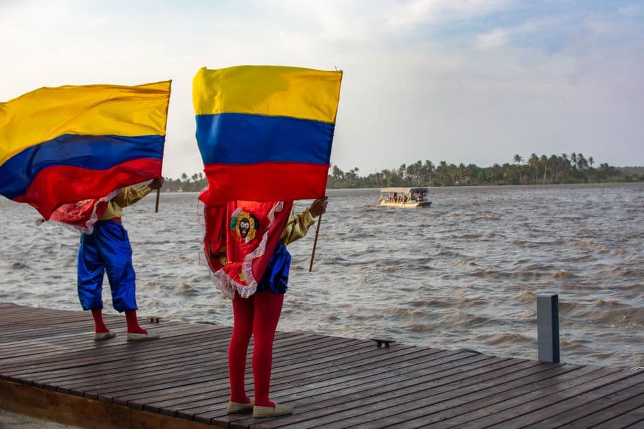 Banderas de colores expuestas junto al malecón, en el chat de Marinilla
