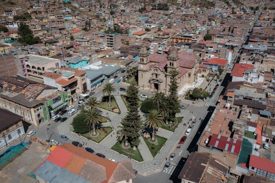 Vista aérea de la plaza principal de una ciudad andina, en el chat de Moyobamba