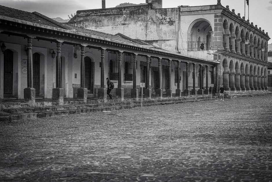 Edificio histórico en blanco y negro, en el chat de Tiquisate
