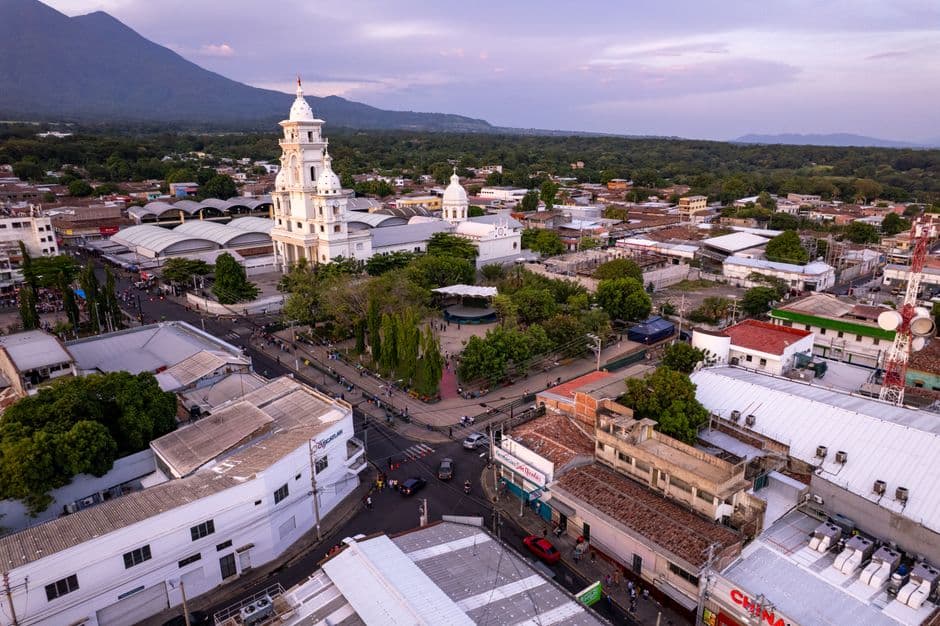 Vista aérea con una catedral, en el chat de Metapán