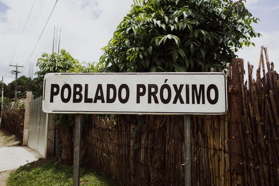 Cartel de poblado próximo frente a una valla, en el chat de Fraijanes
