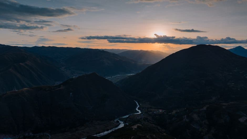 Amanecer sobre un río que atraviesa un valle de montaña, en el chat de Paucarbamba