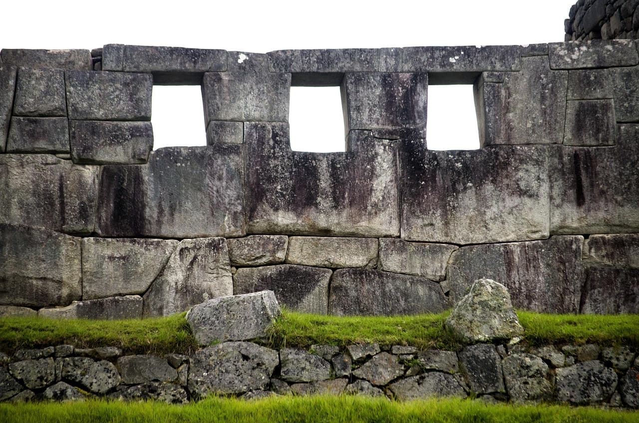 Portales de piedra en una construcción antigua, en el chat de Baños del Inca