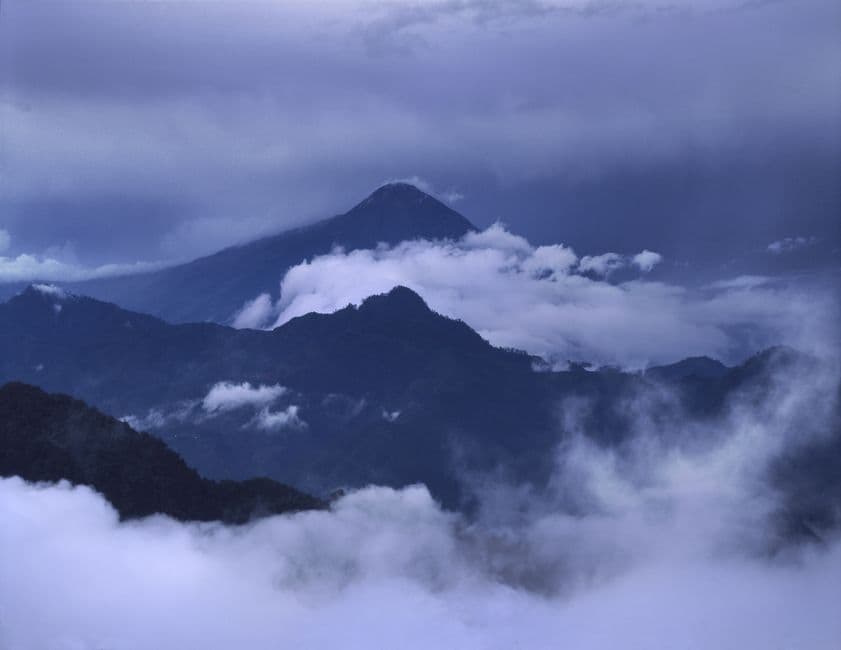 Montaña oscura cubierta de nubes, en el chat de Tajumulco