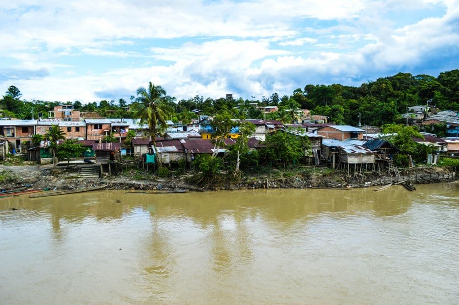Casas a orillas de un río, en el chat de Puerto Asís