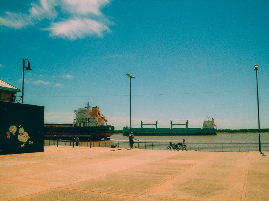 Buque de carga junto a un paseo marítimo, en el chat de Santa Lucía