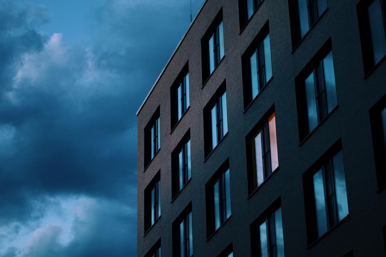Casa en un barrio de la ciudad bajo el cielo, en el chat de Villa Domínico