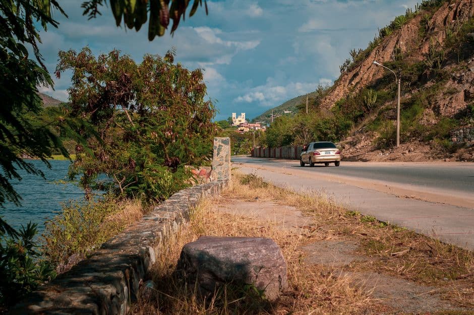 Coche circulando por una carretera junto al mar entre montañas, en el chat de Zaraza