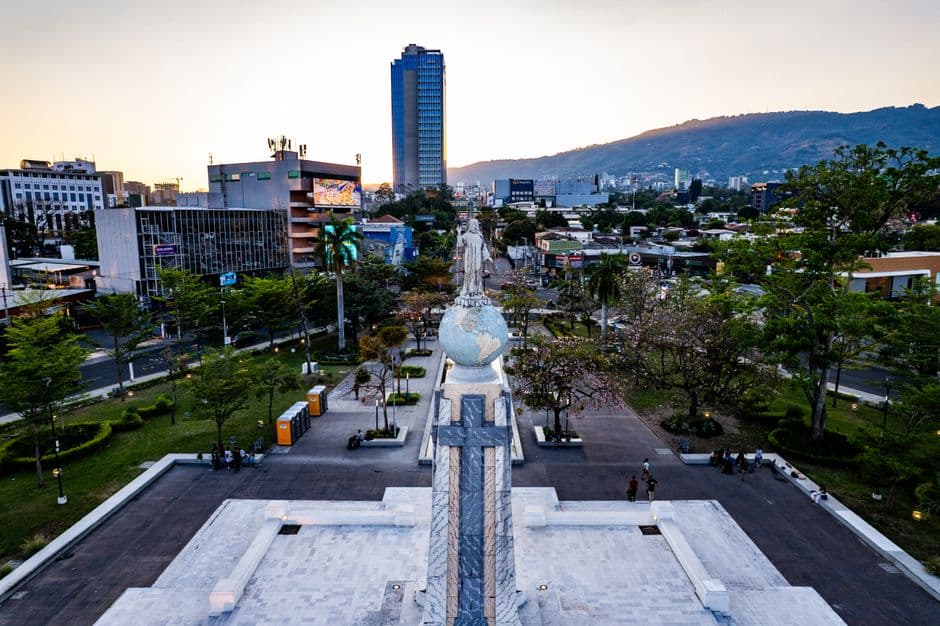 Monumento al atardecer en una plaza de la ciudad, en el chat de San Salvador Norte