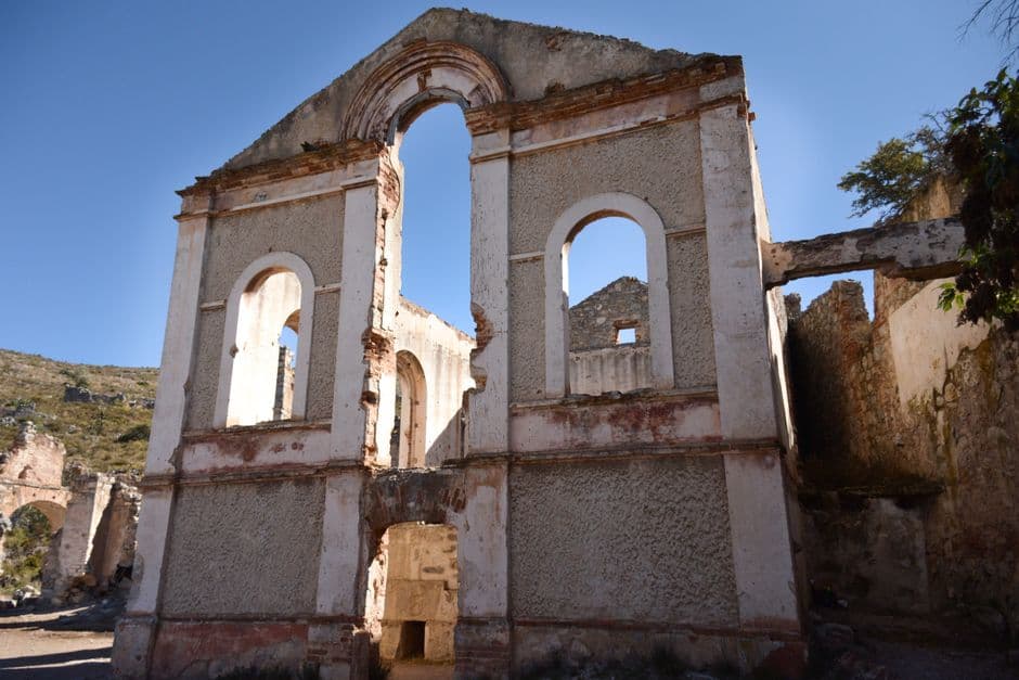 Edificio abandonado y destruido, en el chat de San Luis