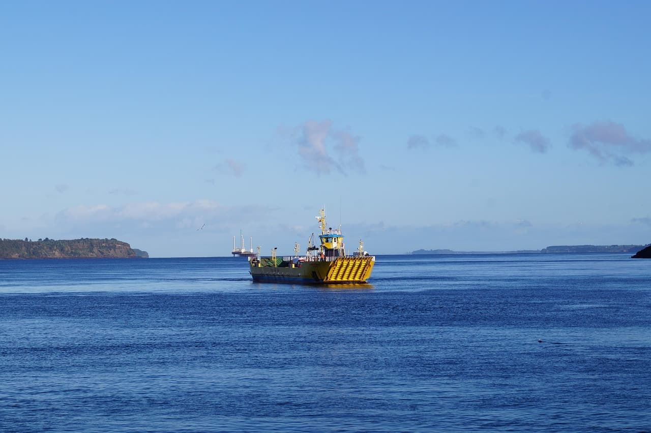 Canal de agua entre islas y costa, en el chat de Chacao