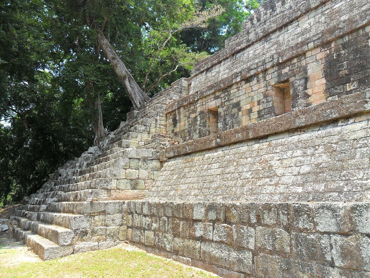 Ruinas arqueológicas de una antigua ciudad maya, en el chat de Santa Rosa de Copán