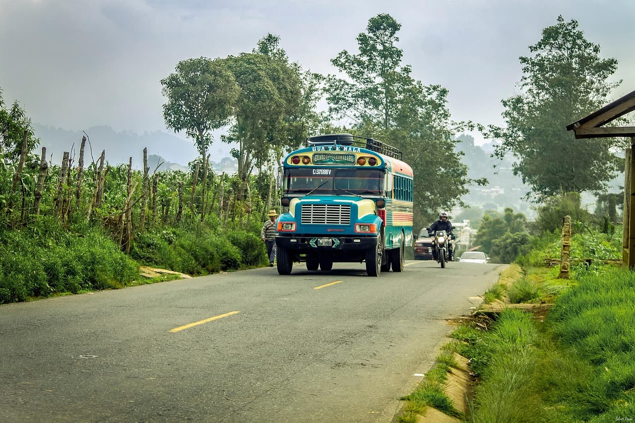 Autobús en una carretera rural, en el chat de San Juan Comalapa