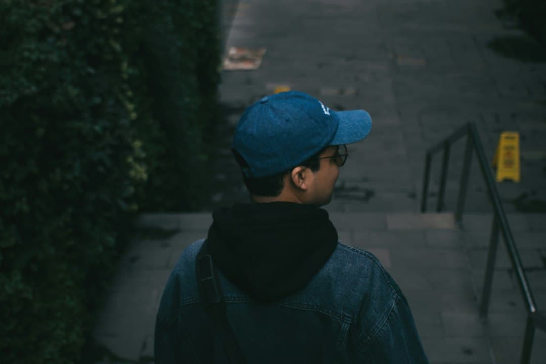 Hombre con gorro azul y chaqueta azul, en el chat de San Isidro