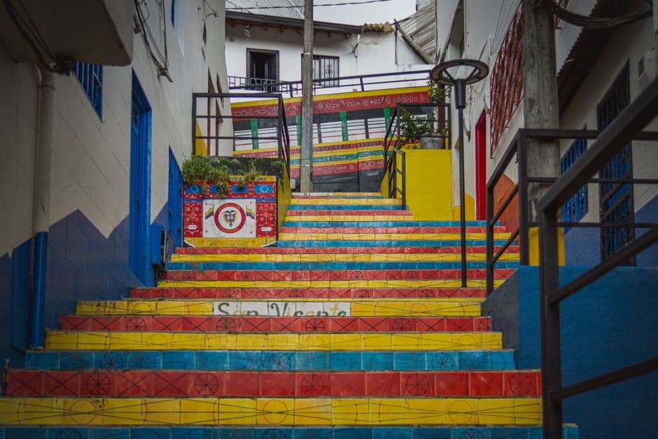 Escalera colorida en un callejón urbano vibrante, en el chat de Villamaría
