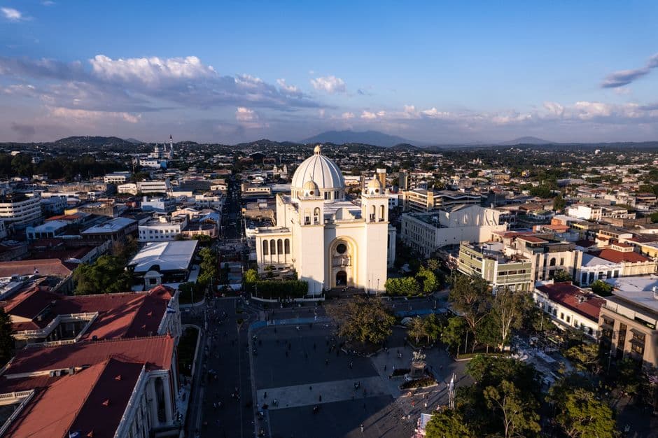 Vista aérea de la catedral de San Salvador al atardecer, en el chat de Apopa
