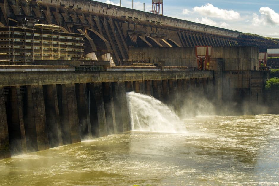 Presa hidroeléctrica sobre un gran río, en el chat de Cambyretá