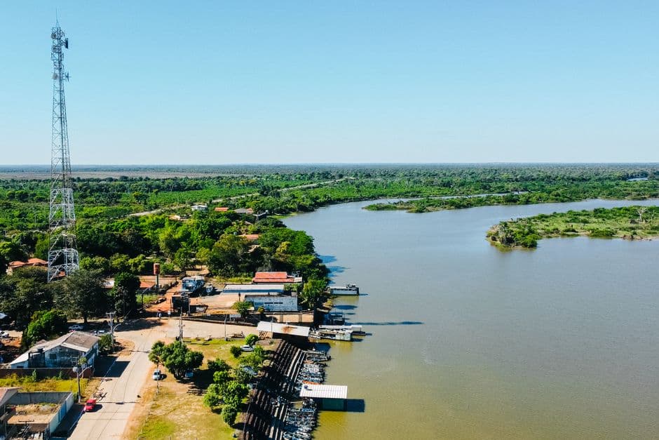 Vista aérea de una ciudad junto a un río, en el chat de Horqueta
