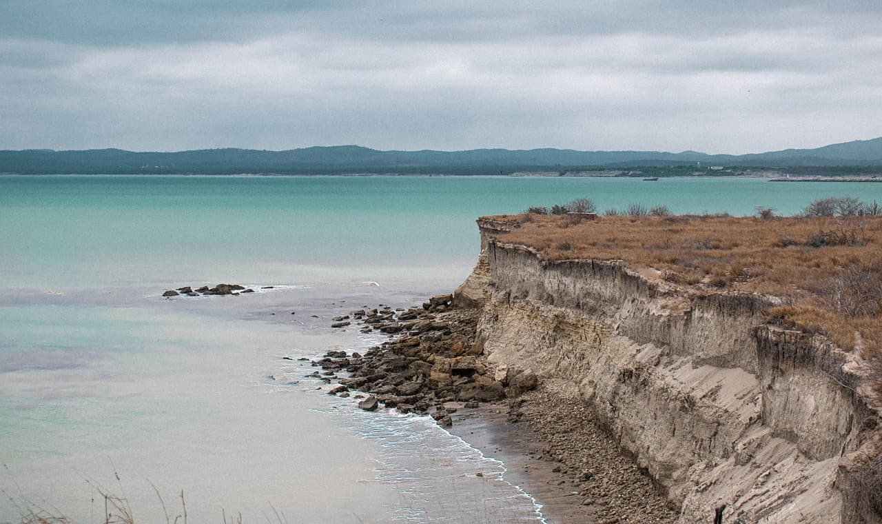 Playa con montañas, rocas y arena, en el chat de San Mateo Ixtatán