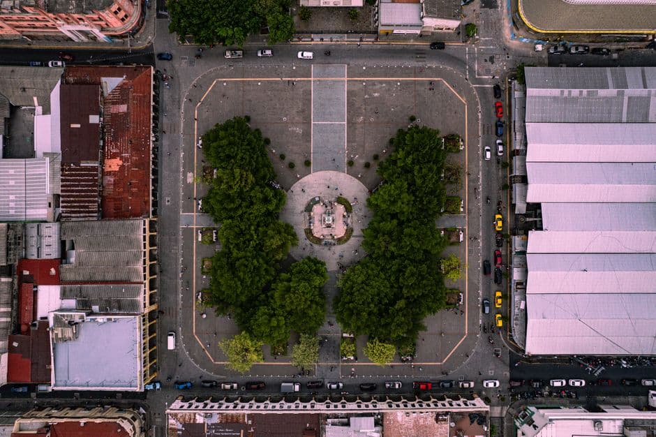 Plaza histórica con edificios antiguos, en la sala de chat de Ciudad Delgado
