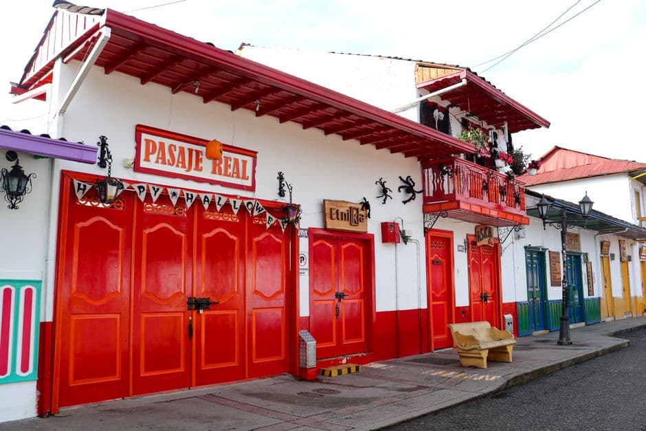 Puertas de colores en un pueblo pequeño, en el chat de Pasaje