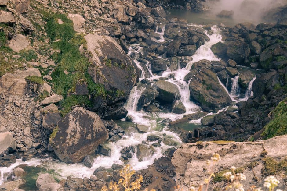 Cascada que cae entre rocas en Arequipa, en el chat de Mariano Melgar