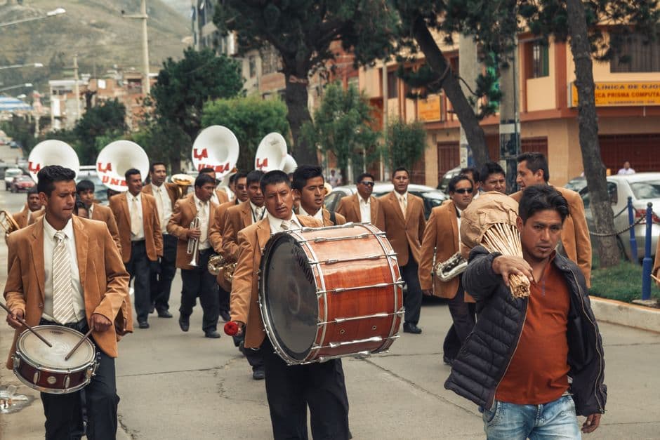 Gente desfilando por la calle, en el chat de Caranavi