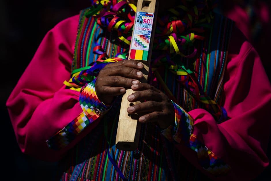 Trajes festivos coloridos con una flauta, en el chat de Socabaya