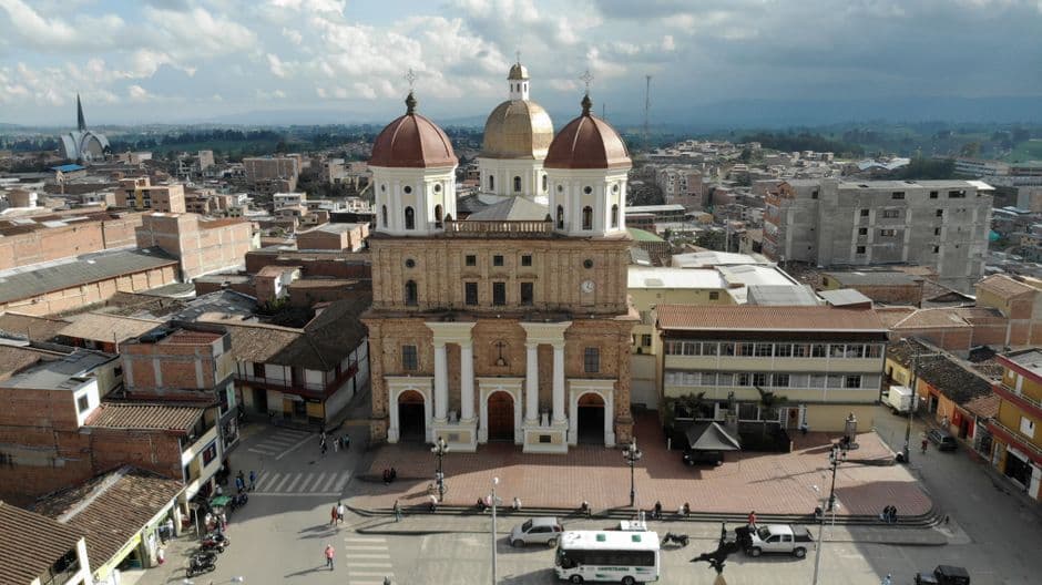 Vista aérea de una catedral, en el chat de El Carmen de Viboral