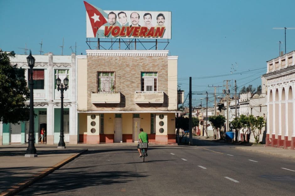Plaza tranquila de un pueblo en verano con un cartel electoral en una casa, en el chat de Morón