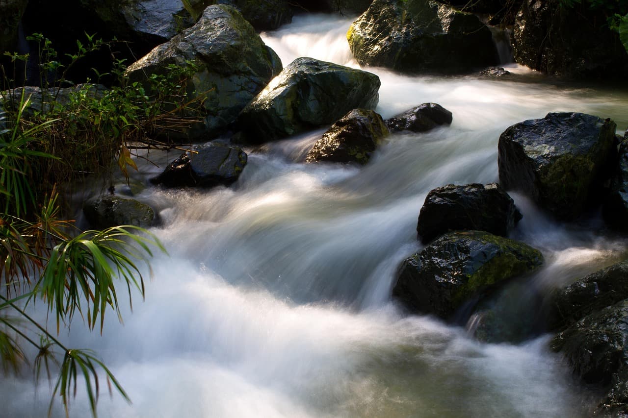 Agua de un río con efecto sedoso en larga exposición, en el chat de Jarabacoa