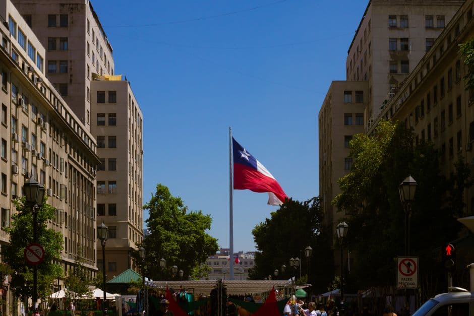 Bandera ondeando en una calle urbana, en el chat de Chilecito