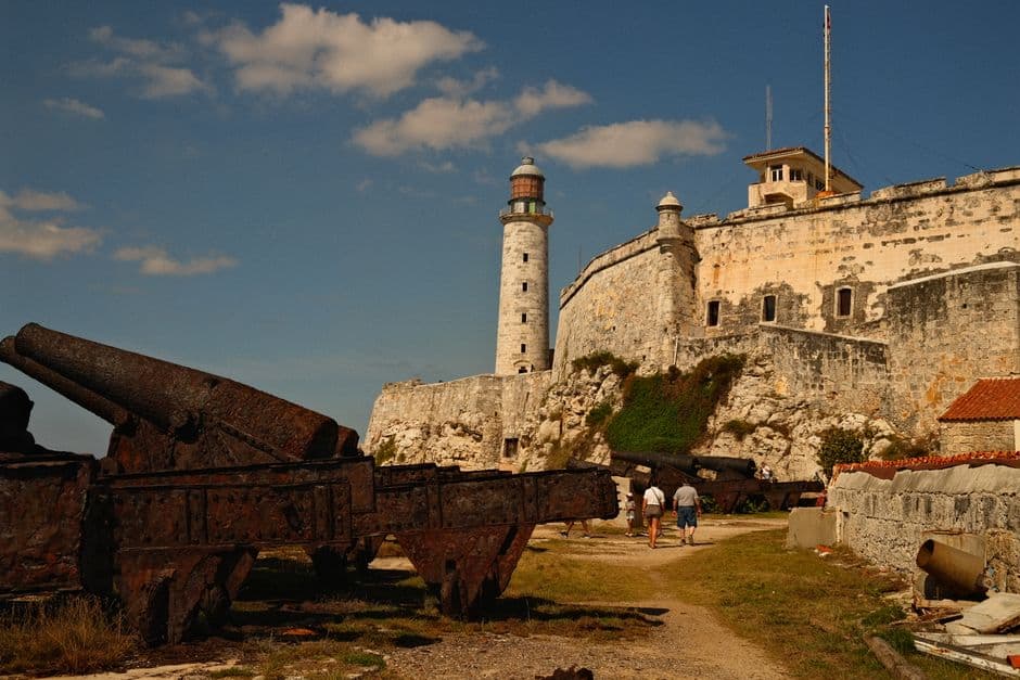 Histórico castillo con su faro junto al mar, en el chat de Jovellanos