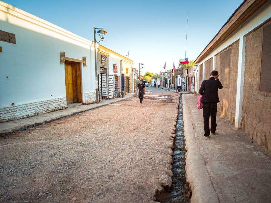 Hombres caminando por la calle, en el chat de San Fernando