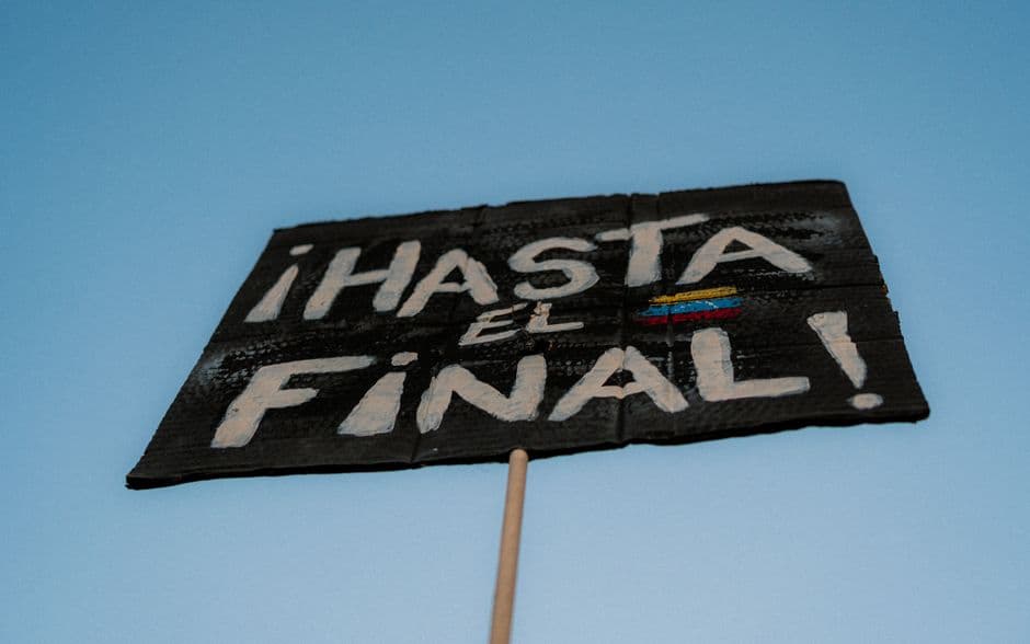 Cartel con un texto en una calle, en el chat de El Hatillo