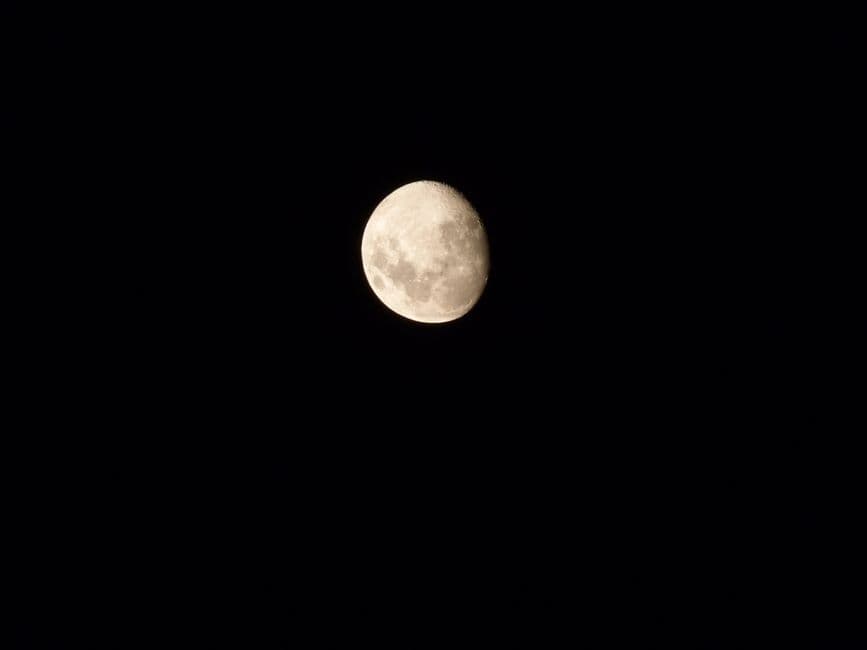Cielo nocturno iluminado por la luna, en el chat de Chivilcoy