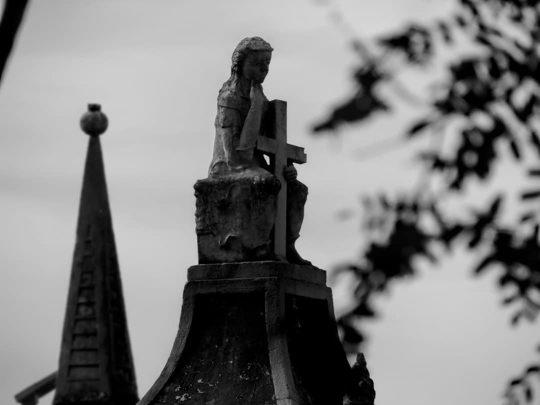 Estatua de un hombre en blanco y negro, en el chat de Concepción